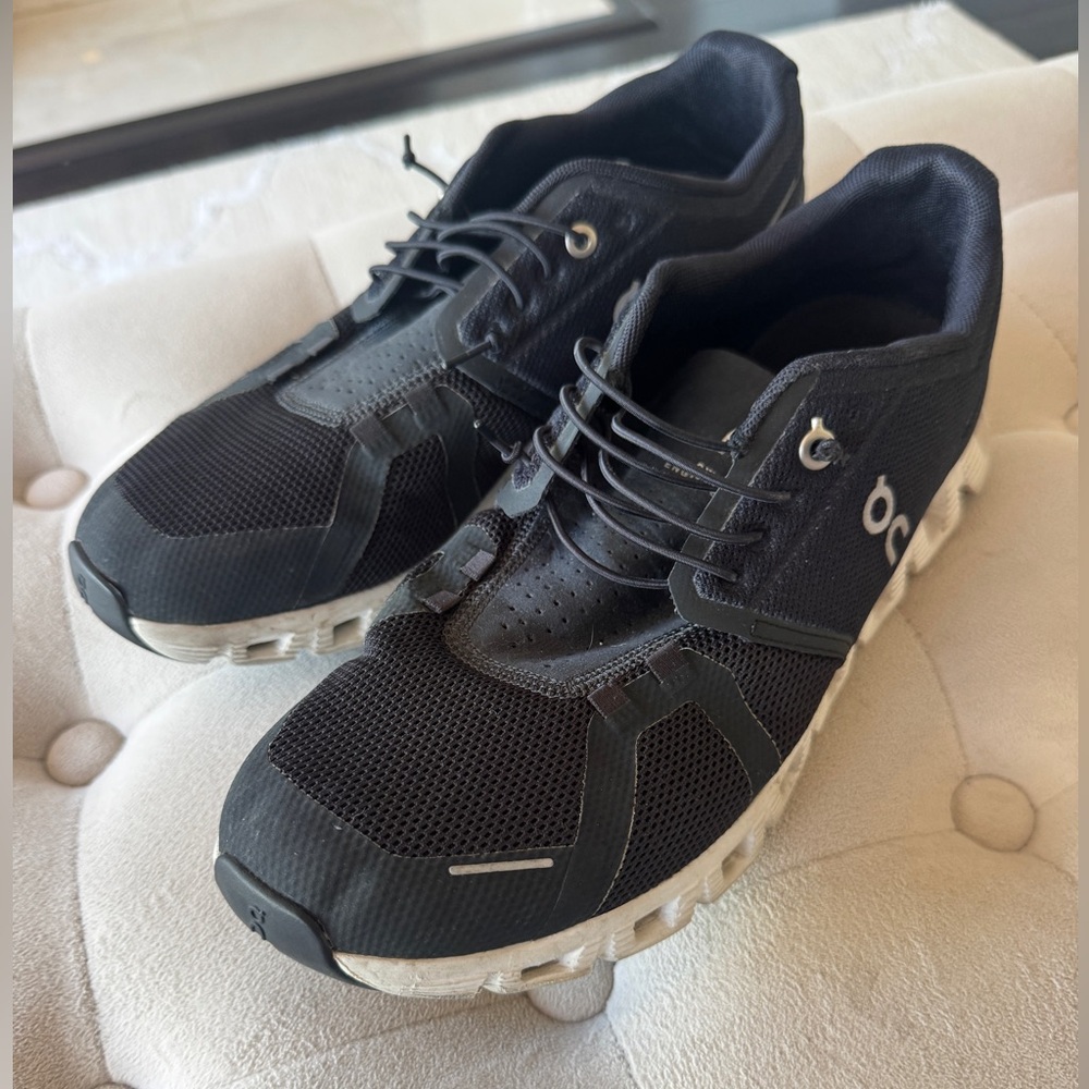 Women’s size 10.5 on cloud 5 very good condition